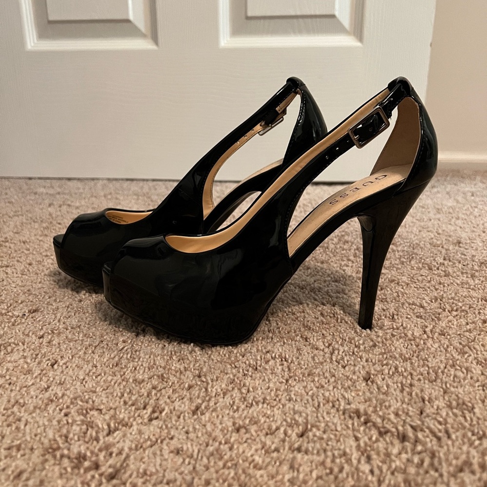 NWOB Guess Black peep toe heels size 8.